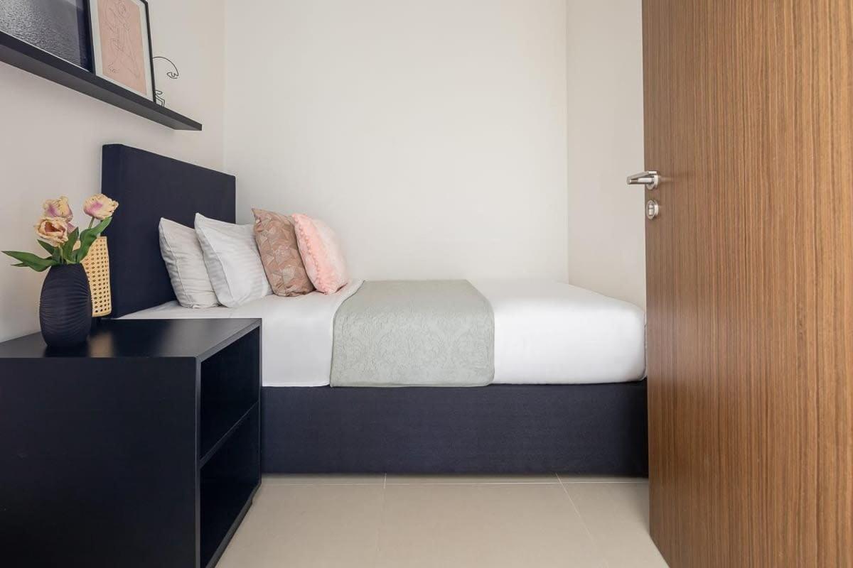 Frank Porter - 5242 Emaar Tower Apartment