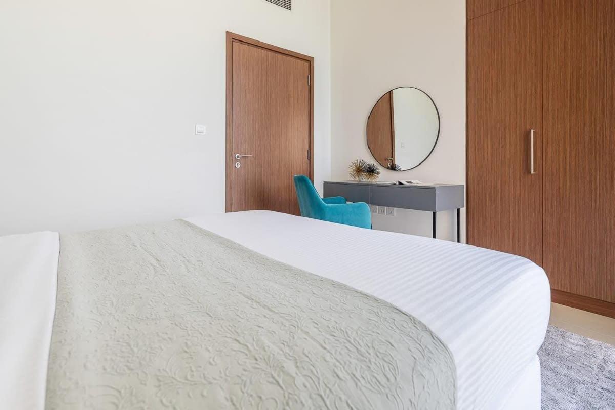 Frank Porter - 5242 Emaar Tower Apartment Dubai