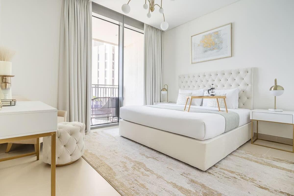 Frank Porter - 5242 Emaar Tower Apartment