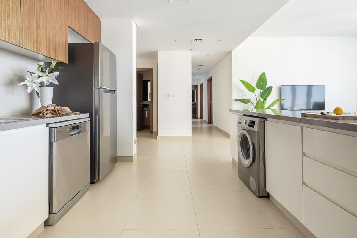 Frank Porter - 5242 Emaar Tower Apartment *