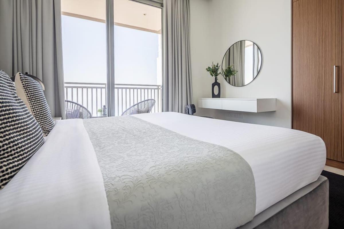 Frank Porter - 5242 Emaar Tower Apartment Dubai