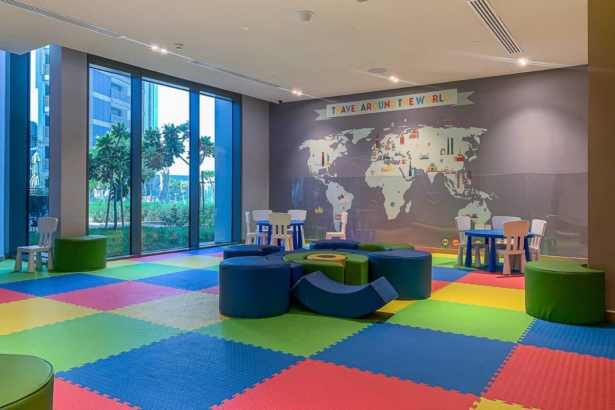 Frank Porter - 5242 Emaar Tower Apartment Dubai