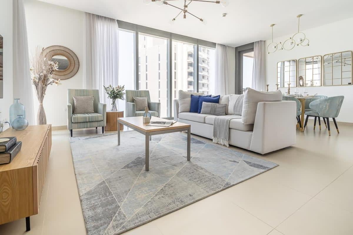 Frank Porter - 5242 Emaar Tower Apartment Dubai